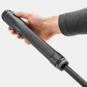 Une main tient la lance noire Kärcher VP 160 Vario Power Jet, réglant la pression pour nettoyeur haute pression.