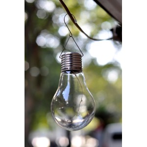 Transparente LED-Solarleuchte im Glühlampen-Design zum Aufhängen für stimmungsvolle Deko.