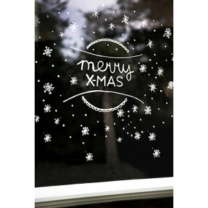 Décoration de fenêtre avec le marqueur craie Edding E-4090 blanc : « Merry X-Mas » et flocons de neige.