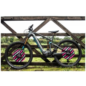 Vélo avec protections de freins à disque Muc-Off Bolt (2 pièces) pour protéger de la saleté lors de l'entretien et du transport.