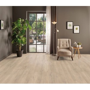 Sol stratifié chêne clair Crem Cotta dans salon avec fauteuil et plante d'intérieur.