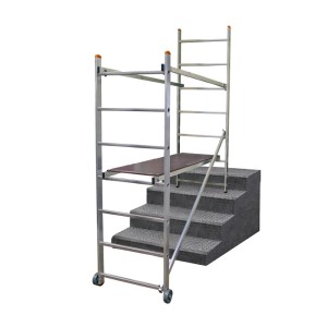 Piccolo ponteggio Krause con ruote, altezza di lavoro 3 m, su scale. Ponteggio in alluminio con piattaforma per un appoggio sicuro.