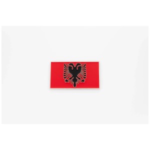 Badge adhésif IronBadge Albanie avec aigle albanais sur fond rouge.