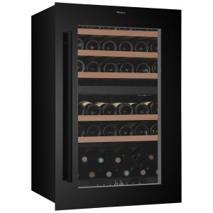 Trisa Einbau-Weinkühlschrank mit zwei Zonen und Buchenholzablagen, gefüllt mit Weinflaschen.