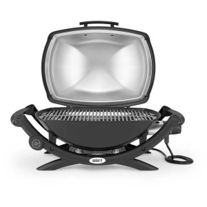 Grill elettrico Weber Q 2400 grigio scuro con coperchio aperto e griglia.