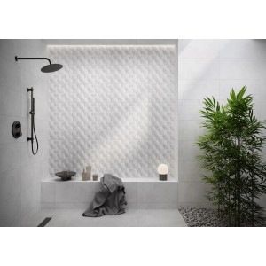 Salle de bain avec carrelage mural Cersanit en grès cérame gris clair avec décoration 3D, 30x60 cm.