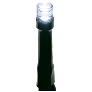 Gros plan d'une ampoule LED blanc froid lumineuse sur un câble vert de la guirlande lumineuse OBI pour Noël.