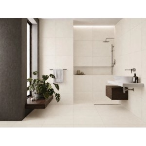 Piastrella gres porcellanato Silver Peak crema opaca in bagno moderno. Grandi piastrelle a parete e pavimento, 59,8x59,8 cm.