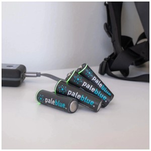 Set di batterie ricaricabili USB-C Pale Blue Earth, caricatore e zaino sullo sfondo.