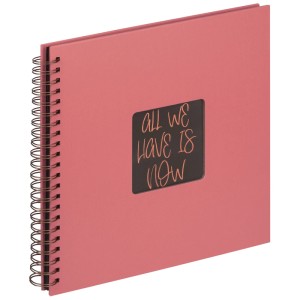 Album spirale rouge corail 30x30 cm avec couverture rigide, 50 pages noires et découpe carrée.