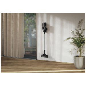 Aspirateur balai sans fil 2 en 1 Electrolux sur support mural. Aspirateur à main noir et argent.