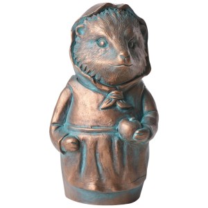 Gartenfigur Igel Lola aus Magnesiumoxid, braun mit Patina, trägt Kapuze und hält Apfel. Dekoration für Garten.