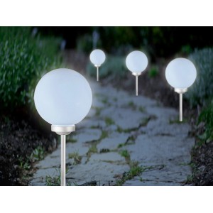 Sphères solaires lumineuses Trani LED Ø 20 cm comme éléments décoratifs dans le jardin.