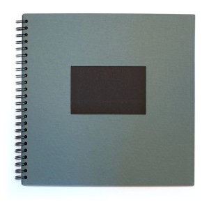 Album spirale en lin vert marin 32x32 cm avec fenêtre noire pour photos, livre d'or ou scrapbooking.