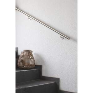 Kit de rampe d'escalier en acier inoxydable V2A, 4 cm Ø x 200 cm, monté sur un escalier.