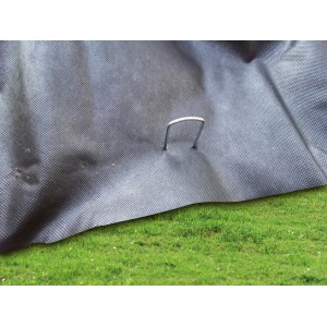 Support en acier en forme de U (14 cm) pour fixer les films et les toiles sur l'herbe verte.