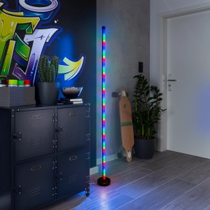 Lampada da terra a LED Näve Digital Motion Light, 150 cm, con effetti di luce colorati in un soggiorno moderno.