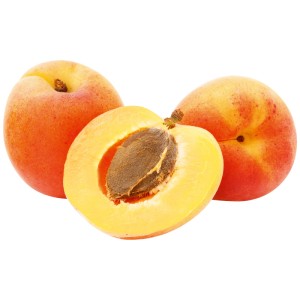 Abricots Aprigold frais, un coupé en deux avec noyau, sur fond blanc.