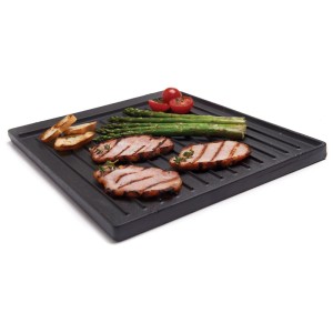 Plaque de grill Broil King en fonte avec aliments grillés, légumes et pain. Ustensile de grill pour série Royal™ & Monarch™.