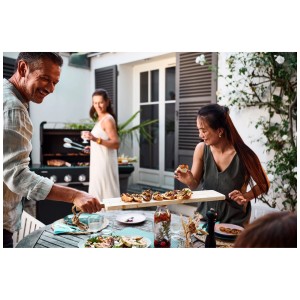 Campingaz Gasgrill Select 4 L Plus beim Grillen mit Freunden im Garten.