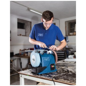 Affûteuse à eau Scheppach Tiger2000s en utilisation, affûteuse d'outils pour atelier et loisirs.