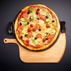 Runder Pizzastein aus Keramik, grau, Ø 37 cm, mit fertiger Pizza und Griffen auf Holzschaufel. Ideal für Grill & Backofen.