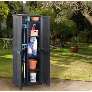 Mobile Keter Rattan Multi aperto color antracite, con accessori da giardino sugli scaffali.