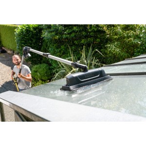Kit de nettoyage Kärcher pour façades et surfaces vitrées avec lance télescopique en utilisation.