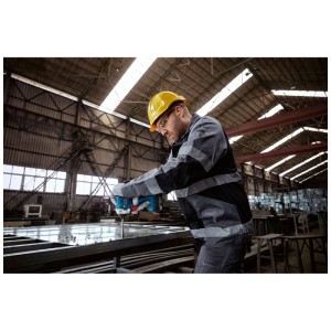 Utente che utilizza l'avvitatore a impulsi a batteria Bosch Professional GDR 18V-215 per avvitare.