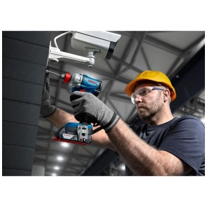 Uomo avvita con avvitatore a impulsi a batteria Bosch Professional GDX 18V-285.