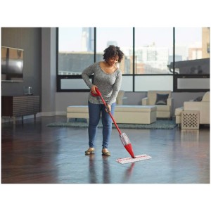 Femme nettoyant un parquet avec le balai spray Vileda 1-2-Spray Max.