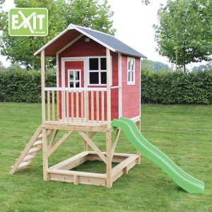 Maisonnette en bois rouge EXIT Loft 500 avec bac à sable et toboggan dans le jardin.
