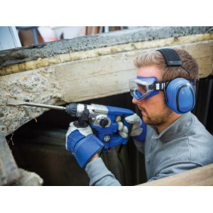Homme portant un casque antibruit bleu LUX en perçant. Casque antibruit pour le bricolage.