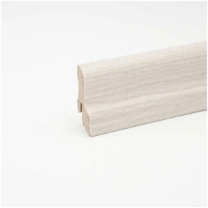 Plinthe Classic 40, chêne blanc, longueur 2,4 m. Plinthe avec conduit de câble.