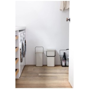 Due contenitori Brabantia Sort & Go (16L) color Soft Beige in una lavanderia.
