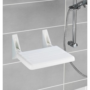 Siège de douche rabattable Wenko Secura blanc monté sur un mur gris.