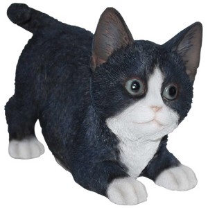 Spielendes schwarz-weißes Kätzchen aus Polyresin, Gartendeko für Tierfreunde.