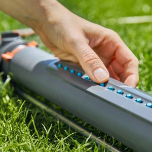 Arroseur oscillant Gardena Aqua Zoom S en utilisation sur pelouse, gros plan sur les buses.