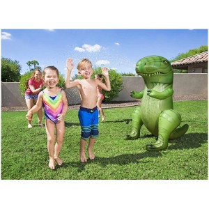 Arroseur d'eau Bestway Dino dans le jardin avec des enfants qui jouent. Amusement aquatique gonflable pour l'été.