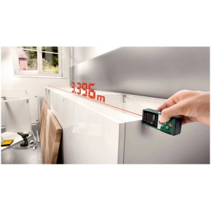 Bosch UniversalDistance 50 C Distanzmesser in Anwendung, misst 3,396 m.