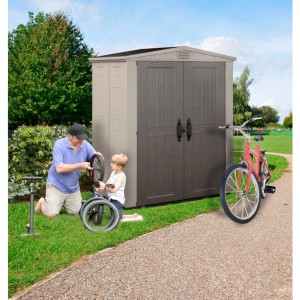 Abri de jardin en plastique Keter Factor 6x3 aspect bois, 174x114 cm, avec plancher. Famille répare un vélo.