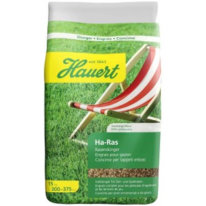 Sacco di fertilizzante per prato Hauert Ha-Ras da 15 kg con motivo di sedia a sdraio per un prato verde e denso.