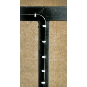 Câble noir fixé avec des colliers de serrage blancs (7-11mm) sur une structure en bois sombre.