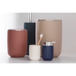 Set accessori bagno Agropoli: Cestino beige, dispenser sapone, portaspazzolino e scopino WC in vari colori.