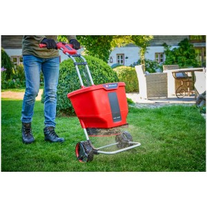 Épandeur à batterie Einhell GE-SR 18/22 Li répandant des graines dans un jardin.