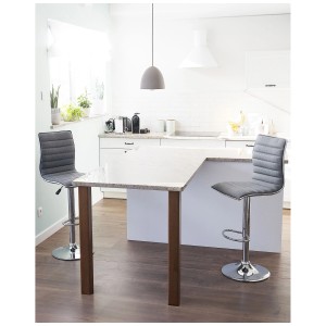 Lot de 2 tabourets de bar pivotants gris Lucerne avec base chromée et repose-pieds devant un élément de cuisine.