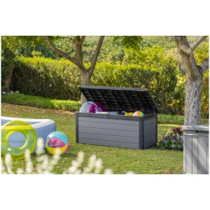 Coffre de rangement ouvert Keter Cortina Graphite 380 l dans un jardin, rempli de jouets.