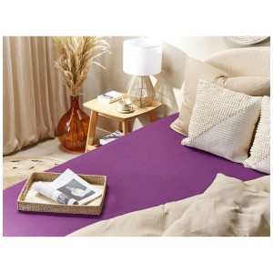 Gros plan : Drap-housse en coton violet Janbu 90x200 cm sur un lit.