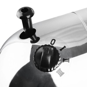 Gros plan : Ventilateur sur pied argenté avec contrôle de vitesse et bouton de fixation.