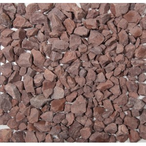 Pierre concassée rouge (quartz porphyre), 30-60 mm, idéale pour allées et parterres.